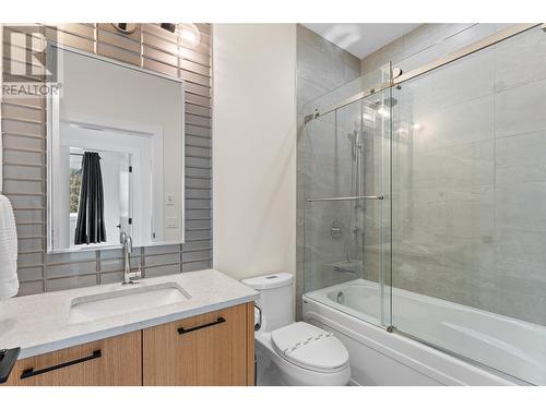 5555 Mountainside Drive, Kelowna, BC - Indoor Photo Showing Bathroom