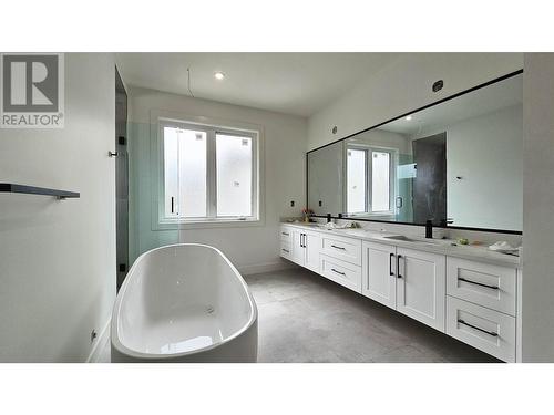 5541 Foothill Court, Kelowna, BC - Indoor Photo Showing Bathroom