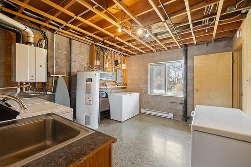1818 Dogwood Street, Creston, BC - Indoor Photo Showing Laundry Room