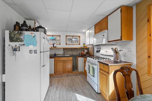 1818 Dogwood Street, Creston, BC - Indoor Photo Showing Kitchen With Double Sink