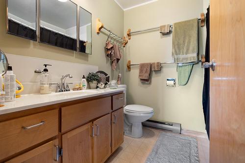 1818 Dogwood Street, Creston, BC - Indoor Photo Showing Bathroom