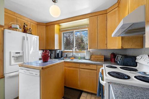 1818 Dogwood Street, Creston, BC - Indoor Photo Showing Kitchen With Double Sink