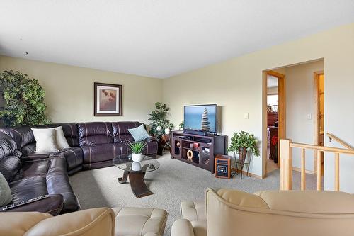 1818 Dogwood Street, Creston, BC - Indoor Photo Showing Living Room
