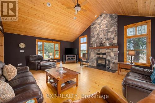 7967 Glendon Drive, Strathroy-Caradoc, ON - Indoor Photo Showing Living Room With Fireplace