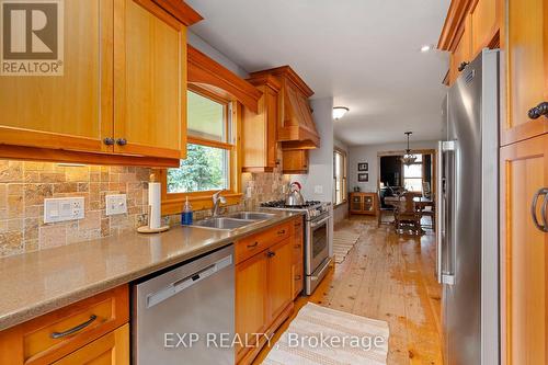 7967 Glendon Drive, Strathroy-Caradoc, ON - Indoor Photo Showing Kitchen With Double Sink