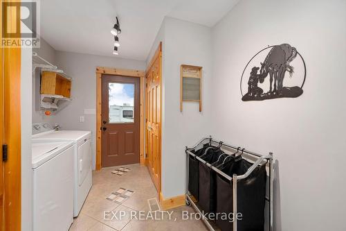 7967 Glendon Drive, Strathroy-Caradoc, ON - Indoor Photo Showing Laundry Room
