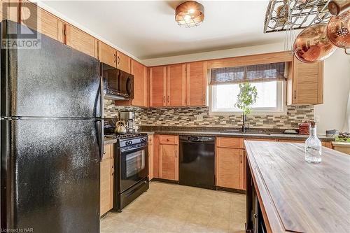 619 Oakes Drive, Fort Erie, ON - Indoor Photo Showing Kitchen With Double Sink