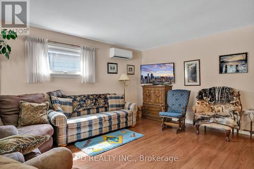 28 Bond Street E, Kawartha Lakes, ON - Indoor Photo Showing Living Room
