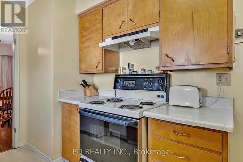 28 Bond Street E, Kawartha Lakes, ON - Indoor Photo Showing Kitchen