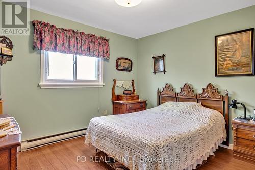 28 Bond St E, Kawartha Lakes, ON - Indoor Photo Showing Bedroom