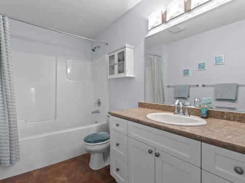 2084 Highland Place, Kamloops, BC - Indoor Photo Showing Bathroom