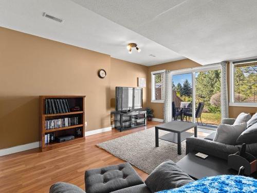 2084 Highland Place, Kamloops, BC - Indoor Photo Showing Living Room