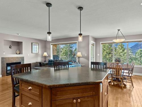 2084 Highland Place, Kamloops, BC - Indoor Photo Showing Dining Room