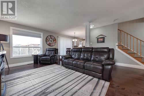 6 Kraus Rd, Barrie, ON - Indoor Photo Showing Living Room