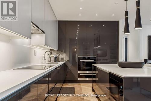 3402 - 200 Cumberland Street, Toronto, ON - Indoor Photo Showing Kitchen With Upgraded Kitchen