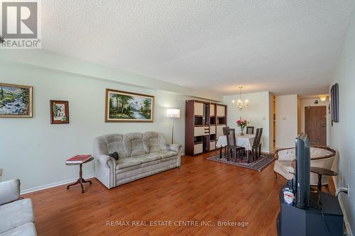 #1612 -45 Carlton St, Toronto, ON - Indoor Photo Showing Living Room