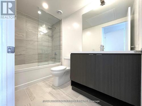 #6812 -55 Cooper St, Toronto, ON - Indoor Photo Showing Bathroom
