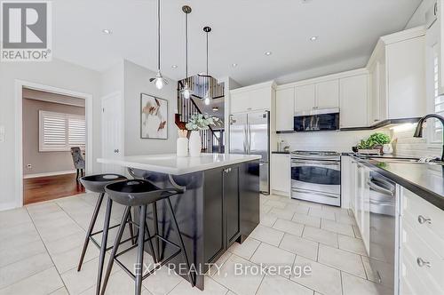 615 Fairglen Ave, Oshawa, ON - Indoor Photo Showing Kitchen With Upgraded Kitchen