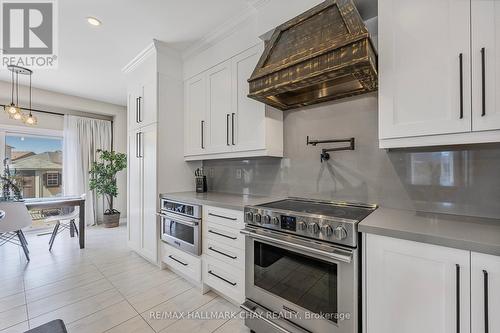 118 Hutchinson Dr, New Tecumseth, ON - Indoor Photo Showing Kitchen With Upgraded Kitchen