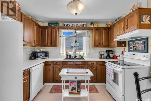 214 Nahanni Drive, Saskatoon, SK - Indoor Photo Showing Kitchen With Double Sink