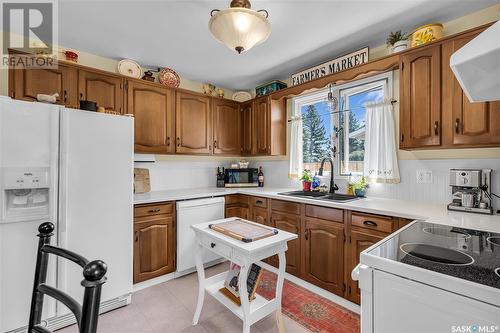 214 Nahanni Drive, Saskatoon, SK - Indoor Photo Showing Kitchen With Double Sink