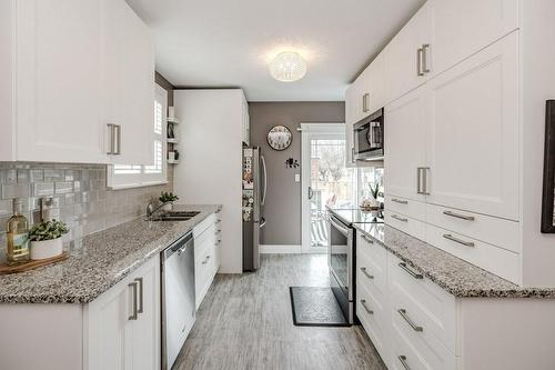 151 East 32Nd Street, Hamilton, ON - Indoor Photo Showing Kitchen With Upgraded Kitchen