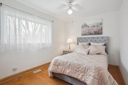 165 West 27Th Street, Hamilton, ON - Indoor Photo Showing Bedroom