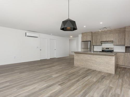 Overall view - 406-330 Mtée Du Comté, Les Coteaux, QC - Indoor Photo Showing Kitchen