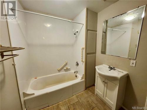 150-152 Orange Street, Saint John, NB - Indoor Photo Showing Bathroom