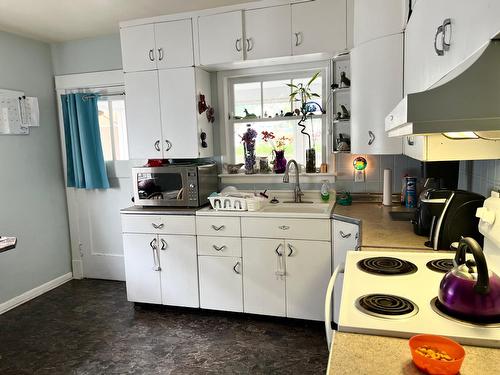 490 Buckna Street, Trail, BC - Indoor Photo Showing Kitchen