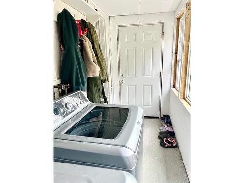 490 Buckna Street, Trail, BC - Indoor Photo Showing Laundry Room