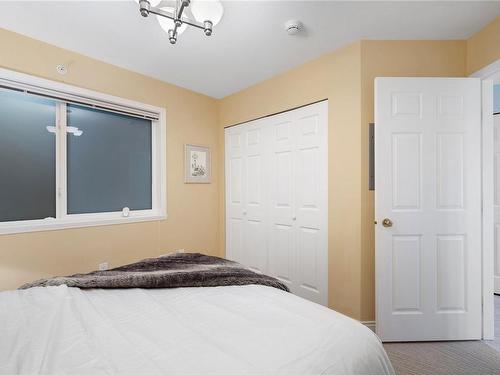 102-3132 Island Hwy West, Qualicum Beach, BC - Indoor Photo Showing Bedroom