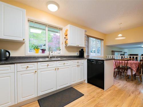 3429 Planta Rd, Nanaimo, BC - Indoor Photo Showing Kitchen With Double Sink