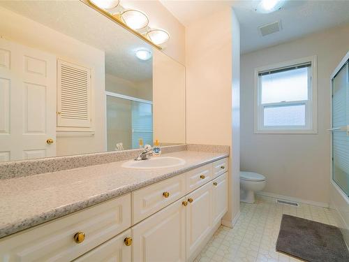 3429 Planta Rd, Nanaimo, BC - Indoor Photo Showing Bathroom