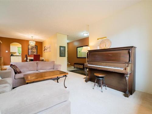 3429 Planta Rd, Nanaimo, BC - Indoor Photo Showing Living Room