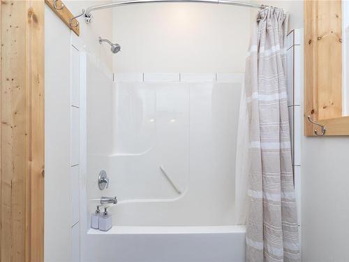 4141 Trans Canada Hwy, Malahat, BC - Indoor Photo Showing Bathroom