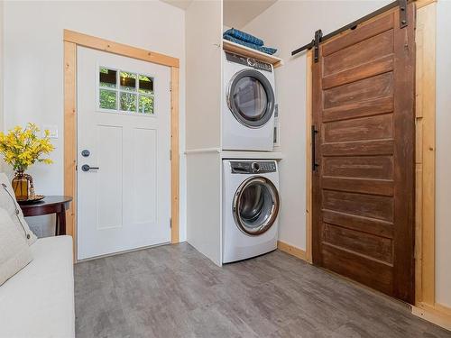 4141 Trans Canada Hwy, Malahat, BC - Indoor Photo Showing Laundry Room