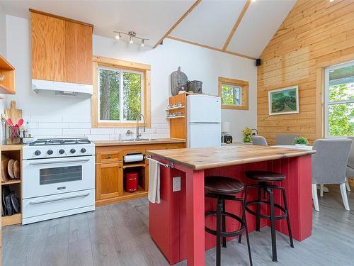 4141 Trans Canada Hwy, Malahat, BC - Indoor Photo Showing Kitchen
