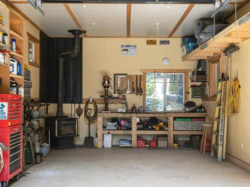 4141 Trans Canada Hwy, Malahat, BC - Indoor Photo Showing Garage