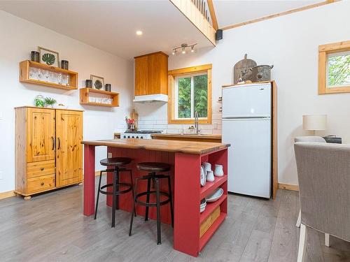 4141 Trans Canada Hwy, Malahat, BC - Indoor Photo Showing Kitchen