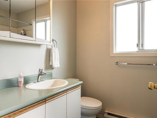 239 Fifth Ave, Qualicum Beach, BC - Indoor Photo Showing Bathroom