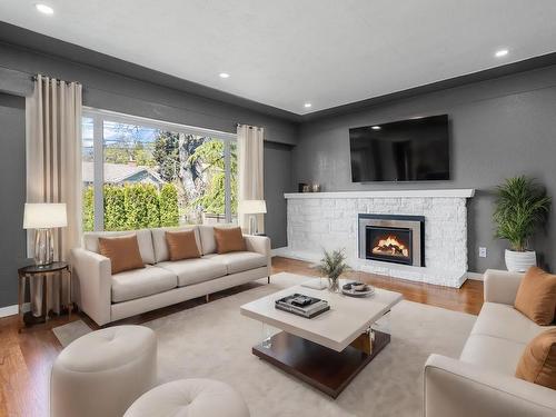 1257 Oakmount Rd, Saanich, BC - Indoor Photo Showing Living Room With Fireplace