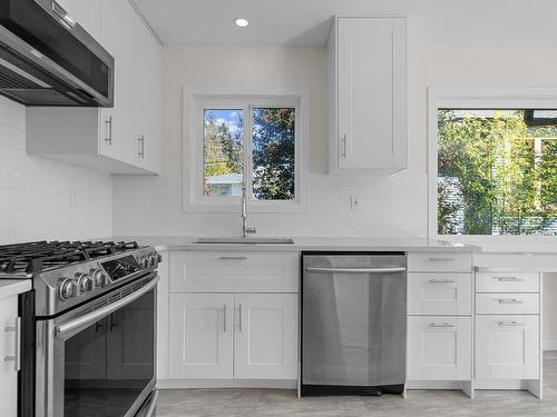 1257 Oakmount Rd, Saanich, BC - Indoor Photo Showing Kitchen With Upgraded Kitchen