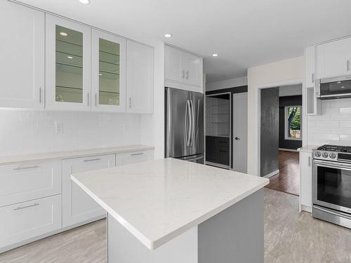 1257 Oakmount Rd, Saanich, BC - Indoor Photo Showing Kitchen With Upgraded Kitchen