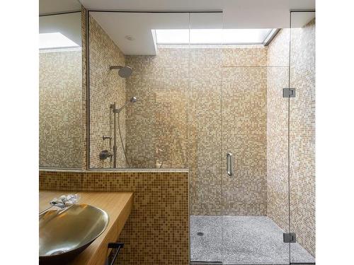 2570 Esplanade, Oak Bay, BC - Indoor Photo Showing Bathroom