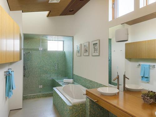 2570 Esplanade, Oak Bay, BC - Indoor Photo Showing Bathroom