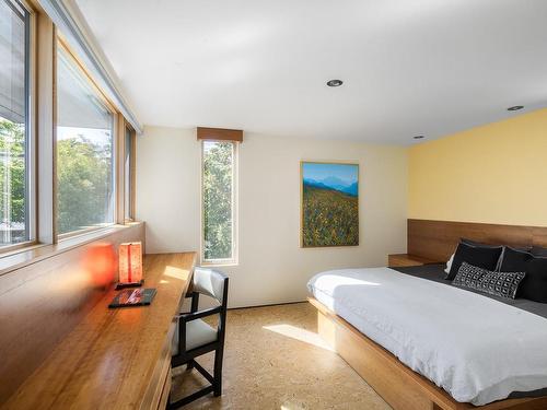 2570 Esplanade, Oak Bay, BC - Indoor Photo Showing Bedroom