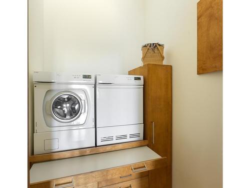 2570 Esplanade, Oak Bay, BC - Indoor Photo Showing Laundry Room