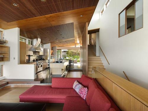 2570 Esplanade, Oak Bay, BC - Indoor Photo Showing Living Room