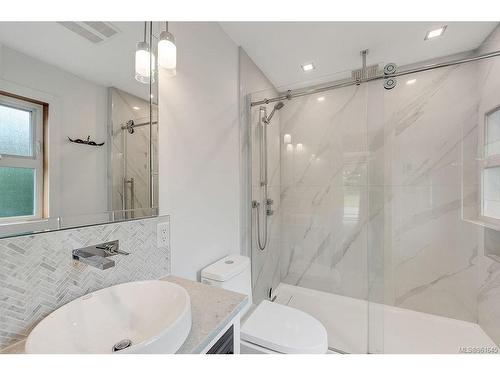 7031 Con-Ada Rd, Central Saanich, BC - Indoor Photo Showing Bathroom